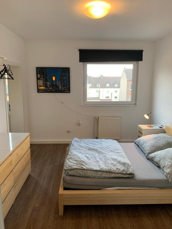 um quarto com uma cama e uma janela em Easy travel - apartment in Krefeld Zentrum em Krefeld