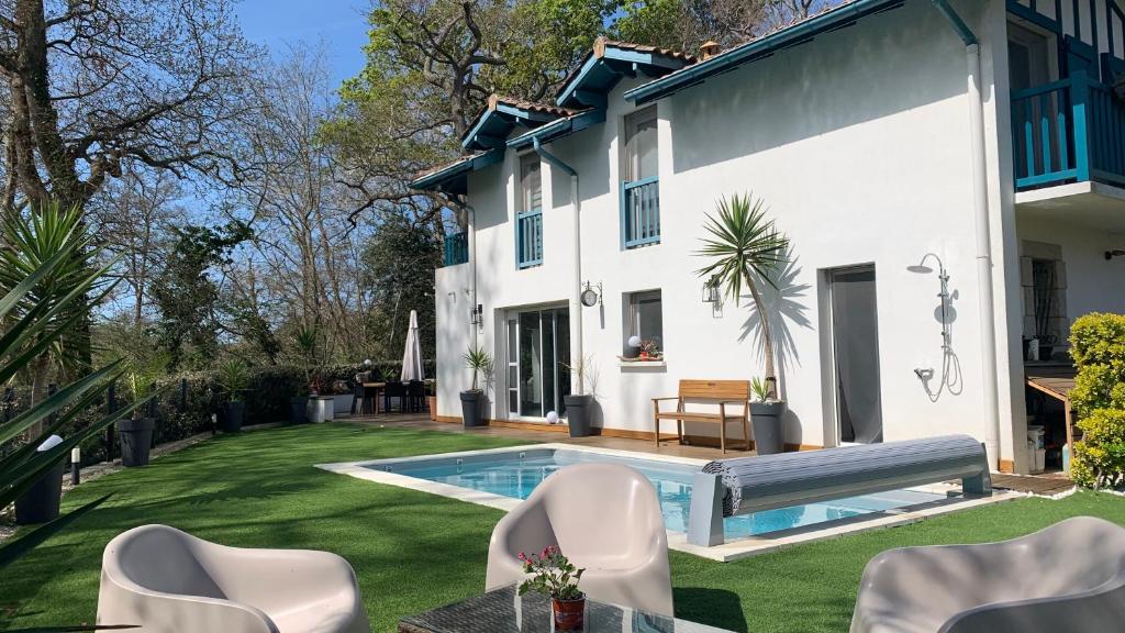 une maison avec une piscine dans la cour dans l'établissement Jolie maison familiale proche lac et océan, à Biarritz