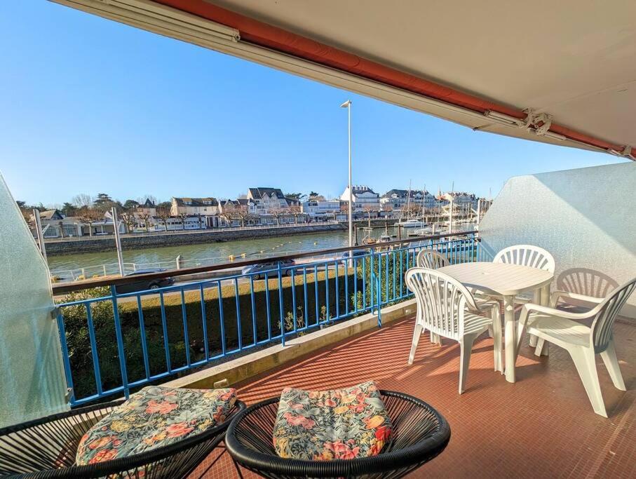 einen Balkon mit einem Tisch und Stühlen sowie Blick auf das Wasser in der Unterkunft Superbe appartement et vue - 4 pers - Parking in La Baule