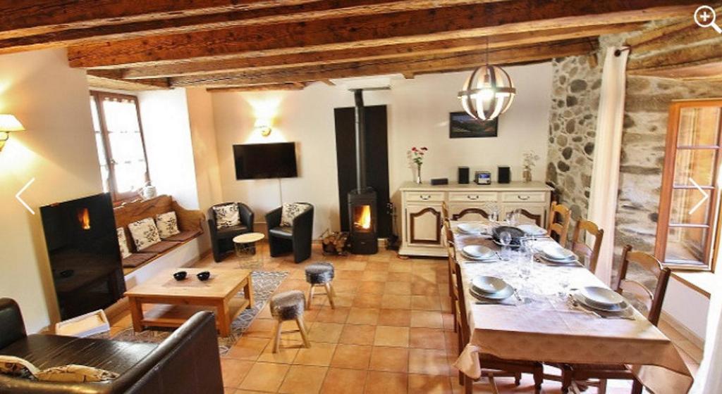 un salon avec une table et une salle à manger dans l'établissement La Maison d'Aimée, à Vielle-Aure