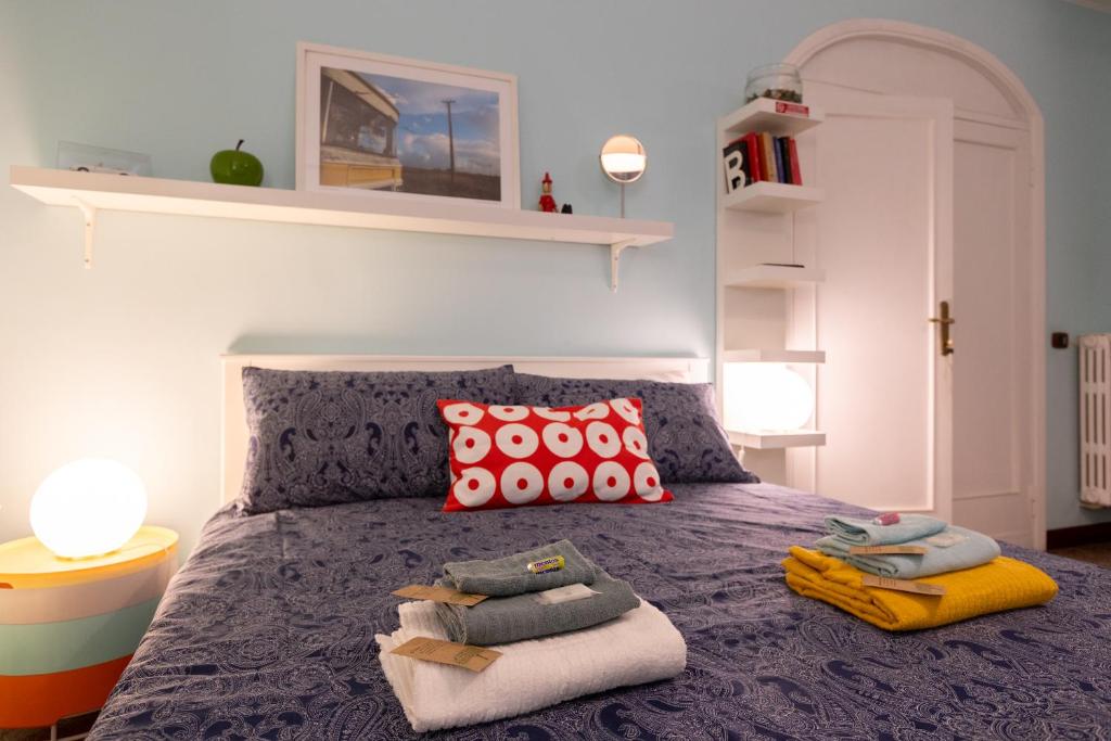 ローマにあるHappy Islandのベッドルーム1室(紫色のベッド1台、枕2つ付)