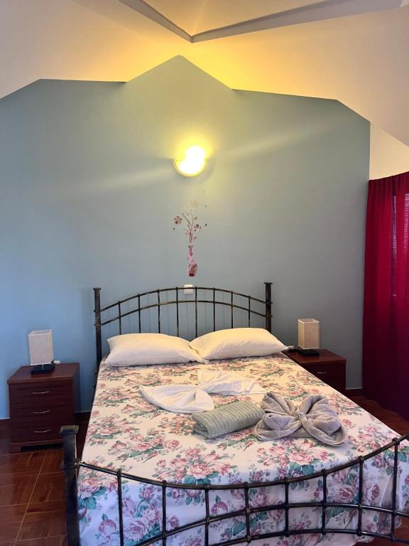 sypialnia z łóżkiem z narzutą kwiatową w obiekcie Casa BB&Djassi w mieście Ponta do Sol