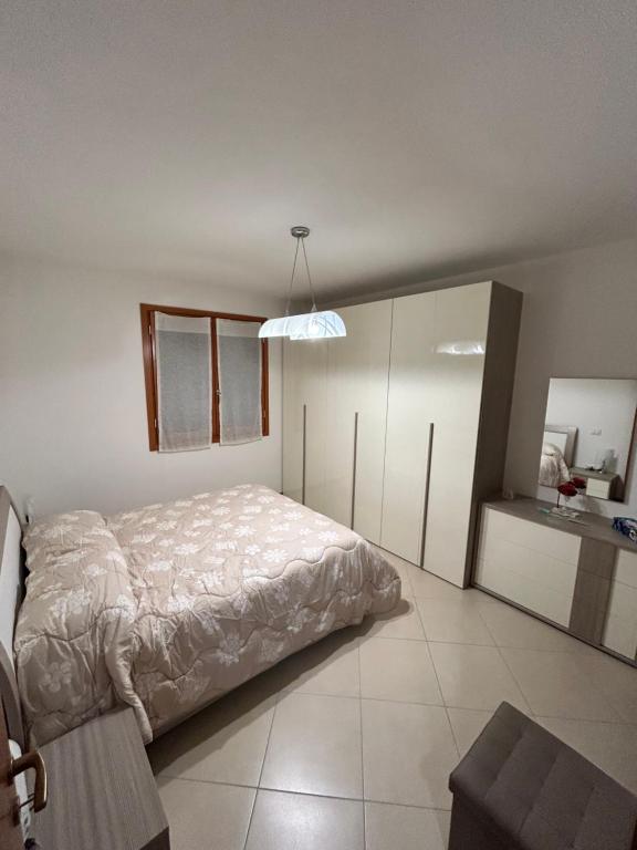ein Schlafzimmer mit einem Bett in der Mitte in der Unterkunft Appartamento A Casa Nostra in Rivotorto