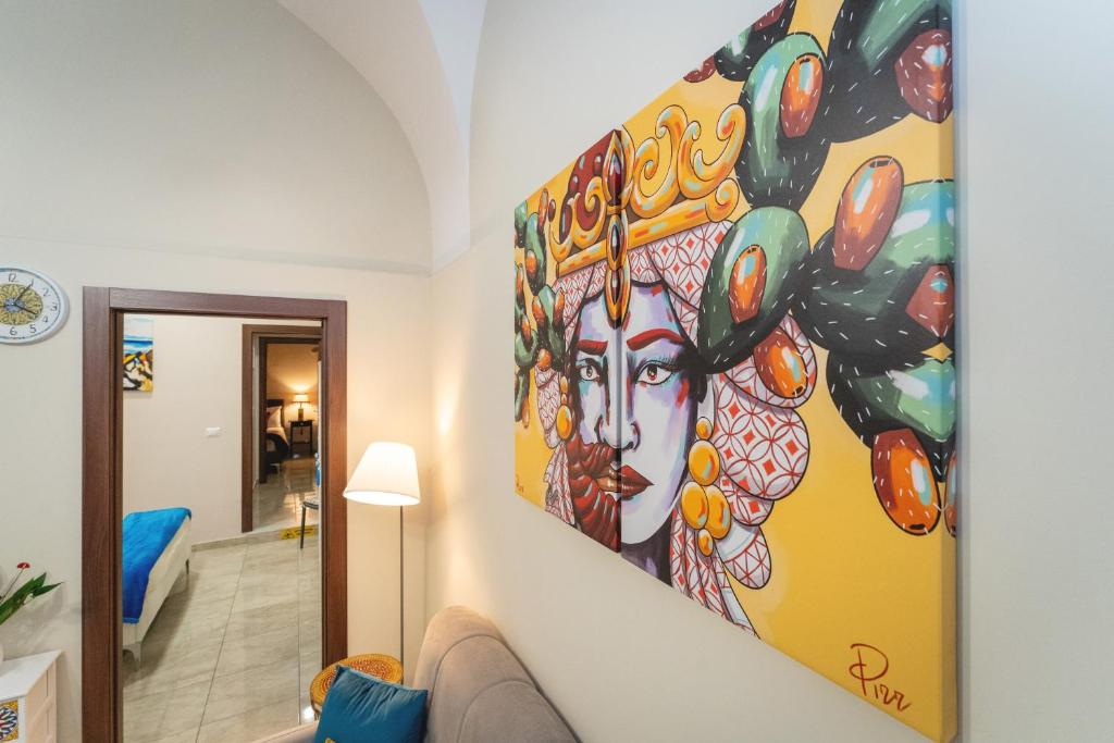 uma pintura de uma mulher numa parede em Catania Easy Center Home em Catânia