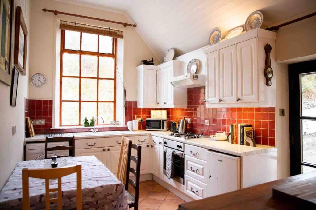 Kuchyň nebo kuchyňský kout v ubytování Ghleann Éada Cottage