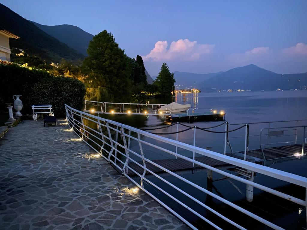 vista sul lago di notte con luci di Villa Anastasye Your Lakefront Vacation Rental a Predore