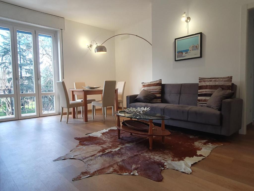 a living room with a couch and a table at Cormano Apartment Gramsci in Cormano