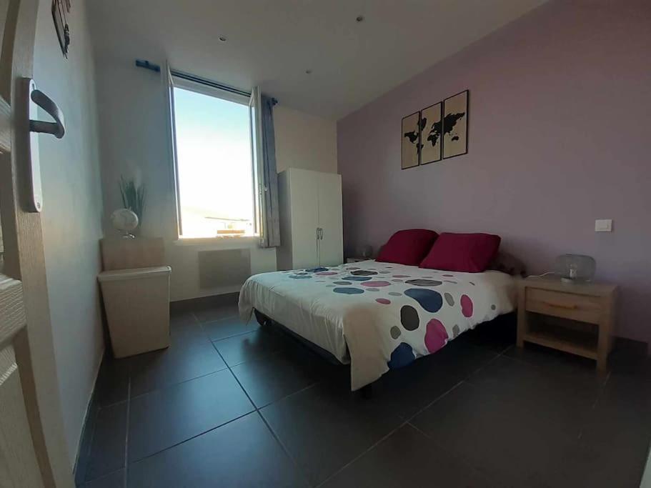 une chambre avec un lit et une fenêtre dans l'établissement Proche Gare et Centre Ville, à Narbonne