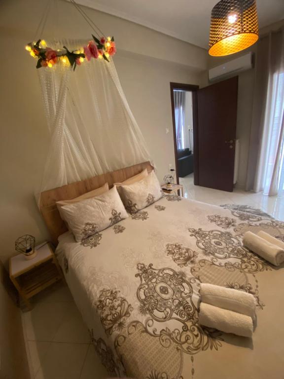 1 dormitorio con 1 cama grande con dosel en cozy apartment, en Volos