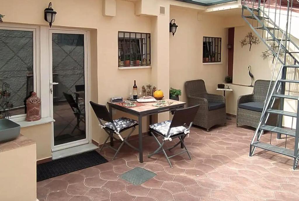 sala de estar con mesa, sillas y escalera en Orfeas Home/Detached House 74m2,parking&yard, en Volos