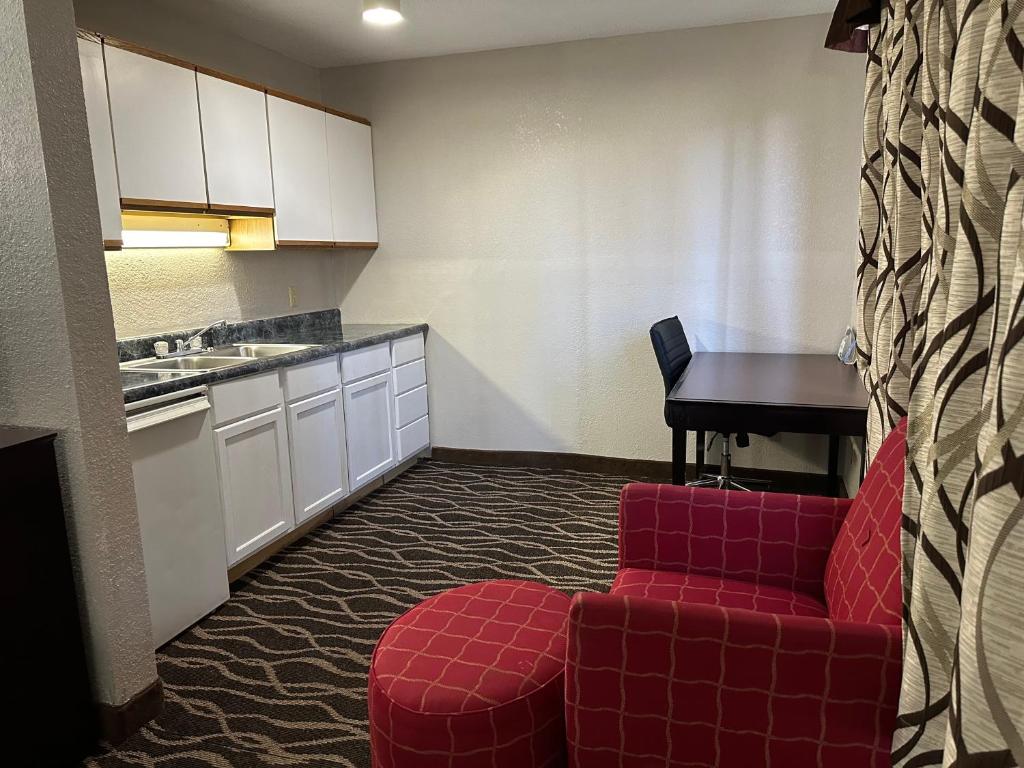 Kuchyň nebo kuchyňský kout v ubytování Days Inn & Suites by Wyndham Casey