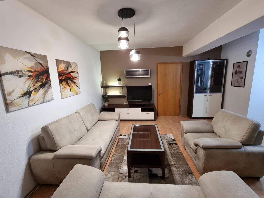 - un salon avec deux canapés et une télévision dans l'établissement Cozy Apartment, à Strumica
