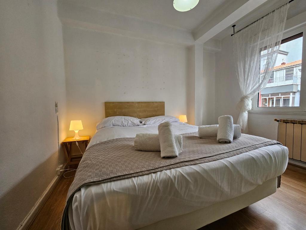 1 dormitorio con 1 cama blanca grande y 2 almohadas en 635A Acogedor apartamento en Oviedo, en Oviedo