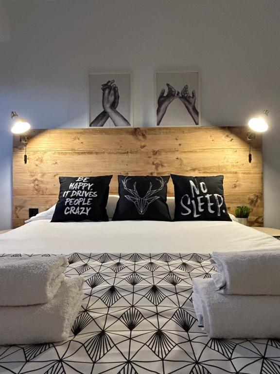 ein Schlafzimmer mit einem großen Bett ohne Schild in der Unterkunft Apartamento Pura Vida in Córdoba