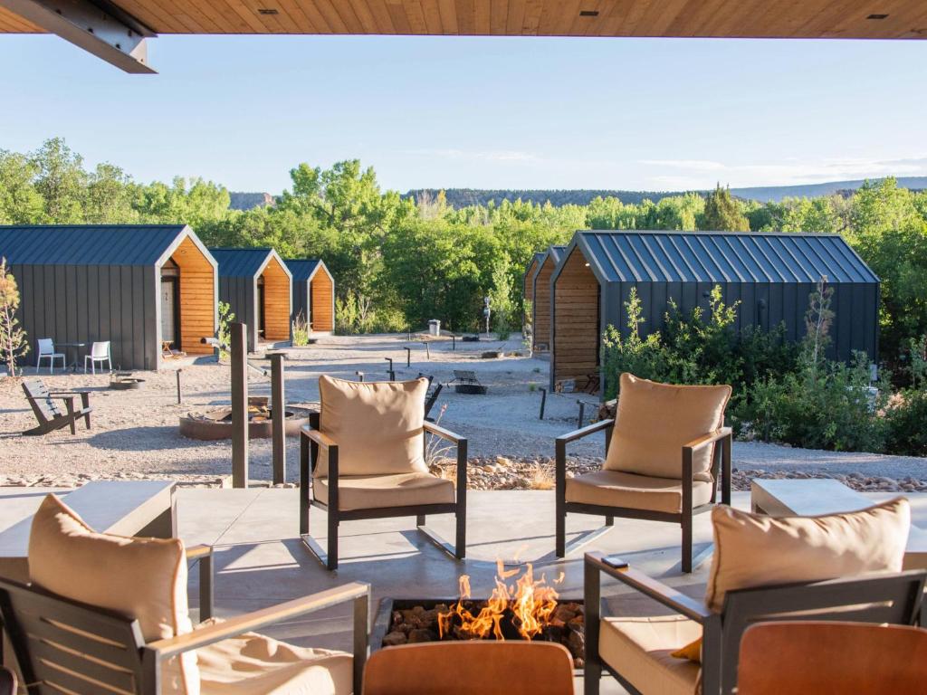 een patio met stoelen en een vuurplaats bij Ofland Escalante in Escalante