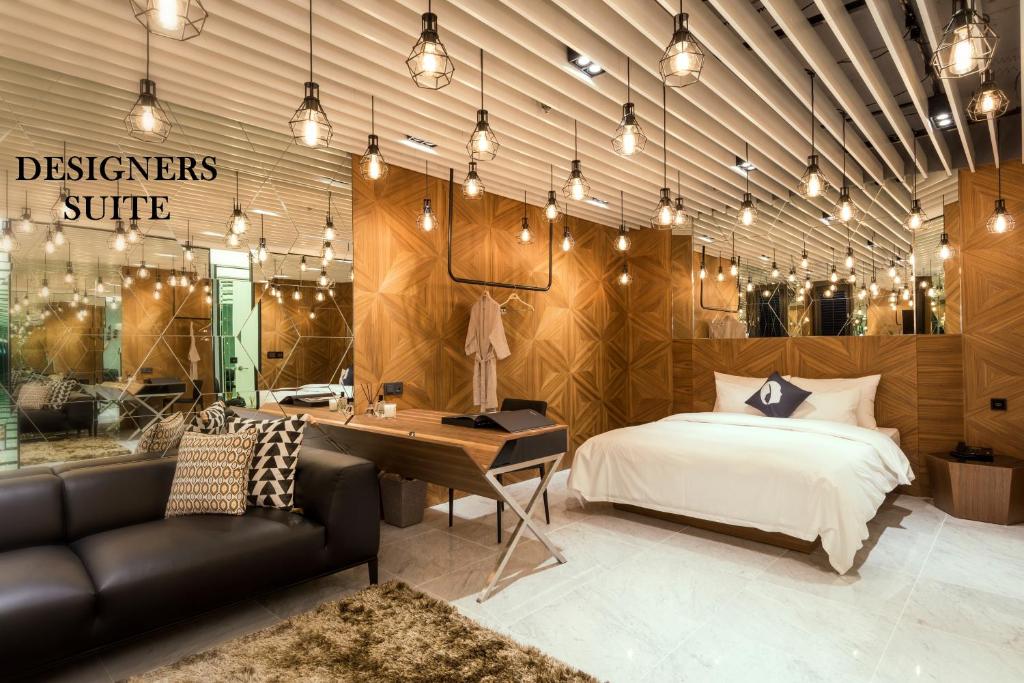 sypialnia z łóżkiem, biurkiem i kanapą w obiekcie Hotel The Designers Dongdaemun w Seulu