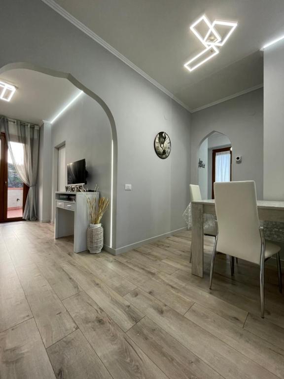 ein leeres Wohnzimmer mit Holzböden und einem Esszimmer in der Unterkunft Sesto Piano Apartment in Incisa in Valdarno
