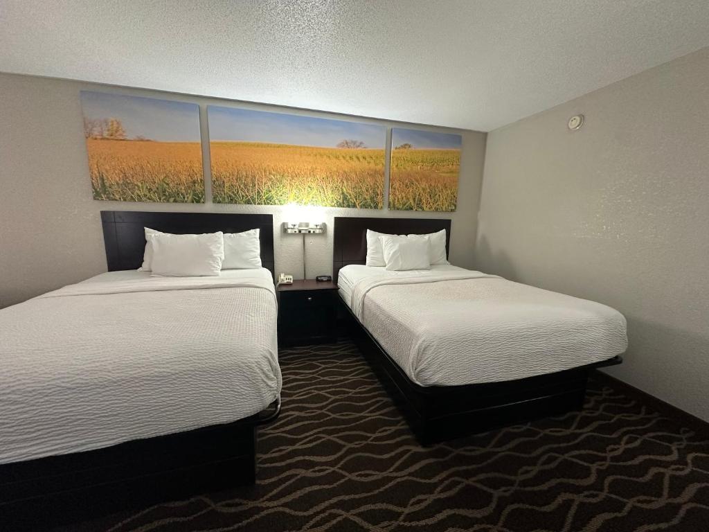 Postel nebo postele na pokoji v ubytování Days Inn & Suites by Wyndham Casey