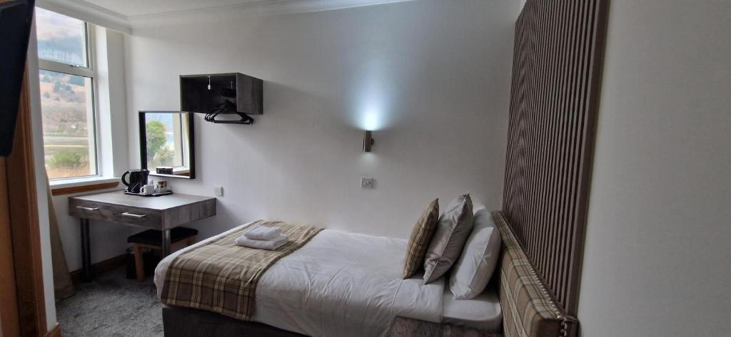 TV a/nebo společenská místnost v ubytování Loch Long Hotel