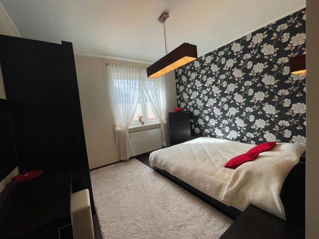Postel nebo postele na pokoji v ubytování Apartament Słoneczny na Krzywej