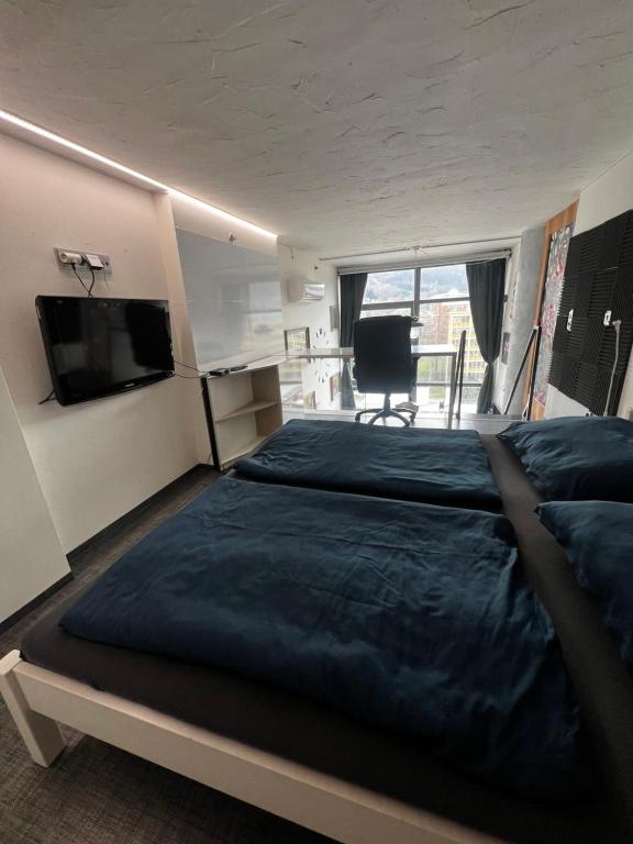 um quarto com uma cama grande e uma televisão de ecrã plano em 1 bedroom loft apartment em Zlín