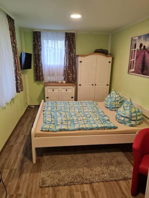 a bedroom with a bed in a room at gemütlicher Gartenbungalow (Nr. 4) mit Terrasse - Strandvogtei Sellin in Ostseebad Sellin