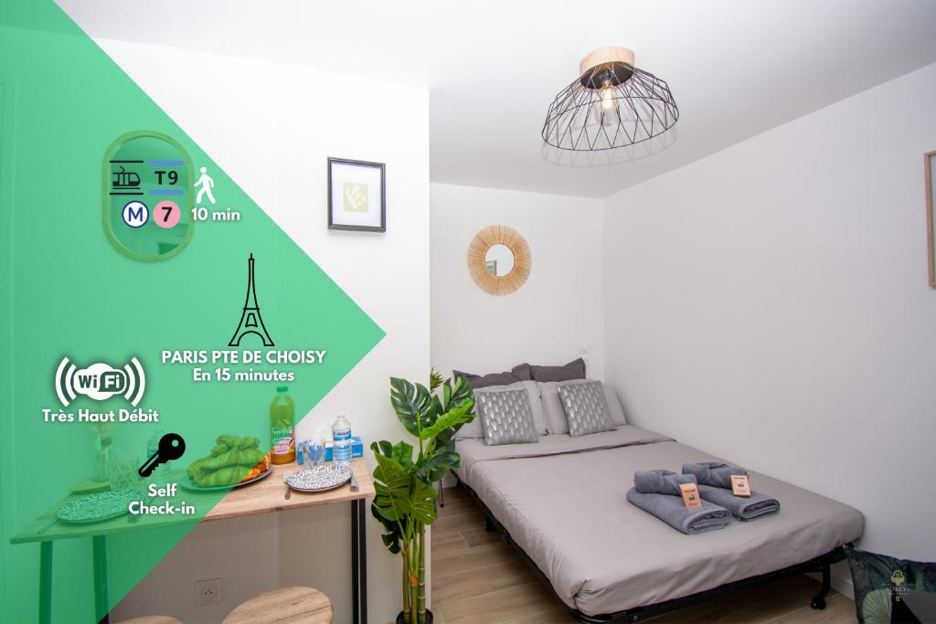 ein kleines Schlafzimmer mit einem Bett und einem Schreibtisch in der Unterkunft Studio rénové calme et cosy (10' Paris Pte d'Ivry) in Ivry-sur-Seine