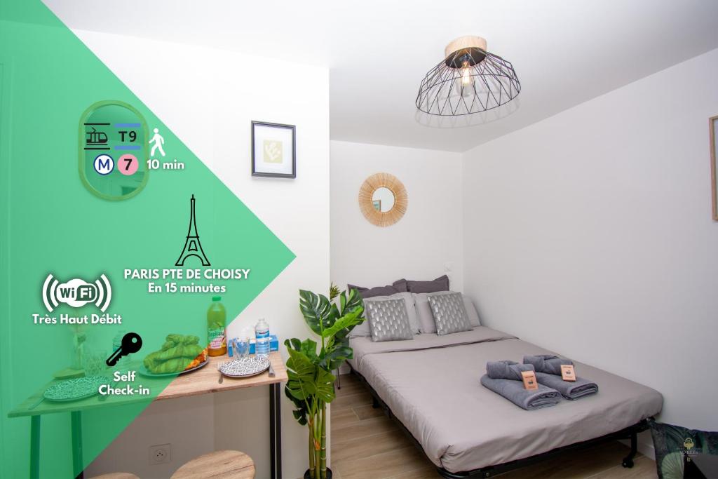 a small bedroom with a bed and a desk at Studio rénové calme et cosy (10' Paris Pte d'Ivry) in Ivry-sur-Seine