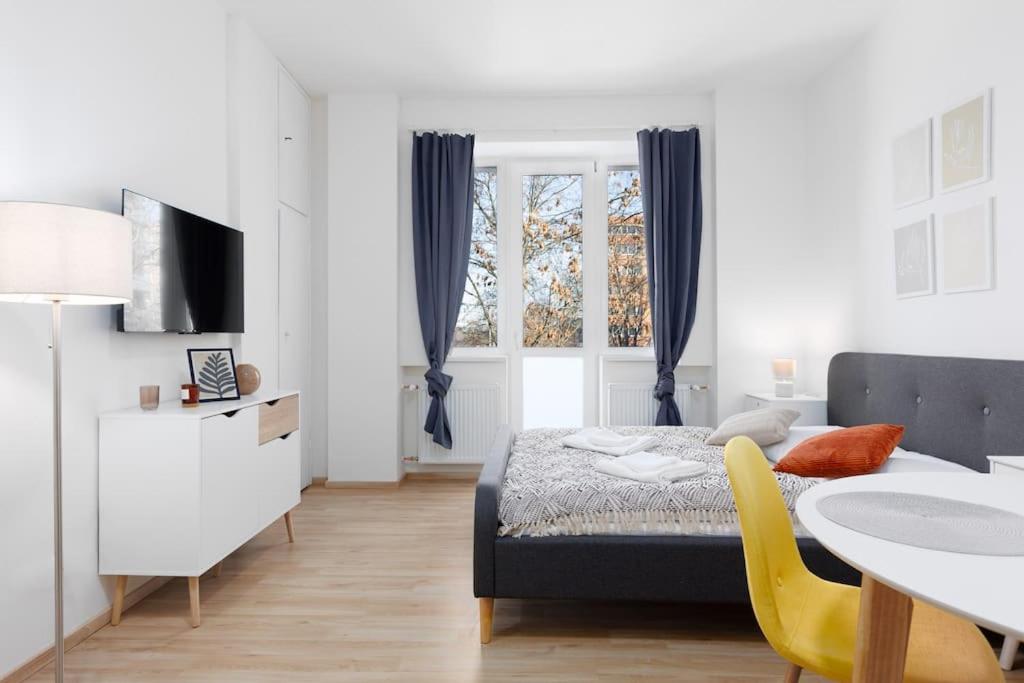 Ένα ή περισσότερα κρεβάτια σε δωμάτιο στο Quiet apartment with kitchen near the metro