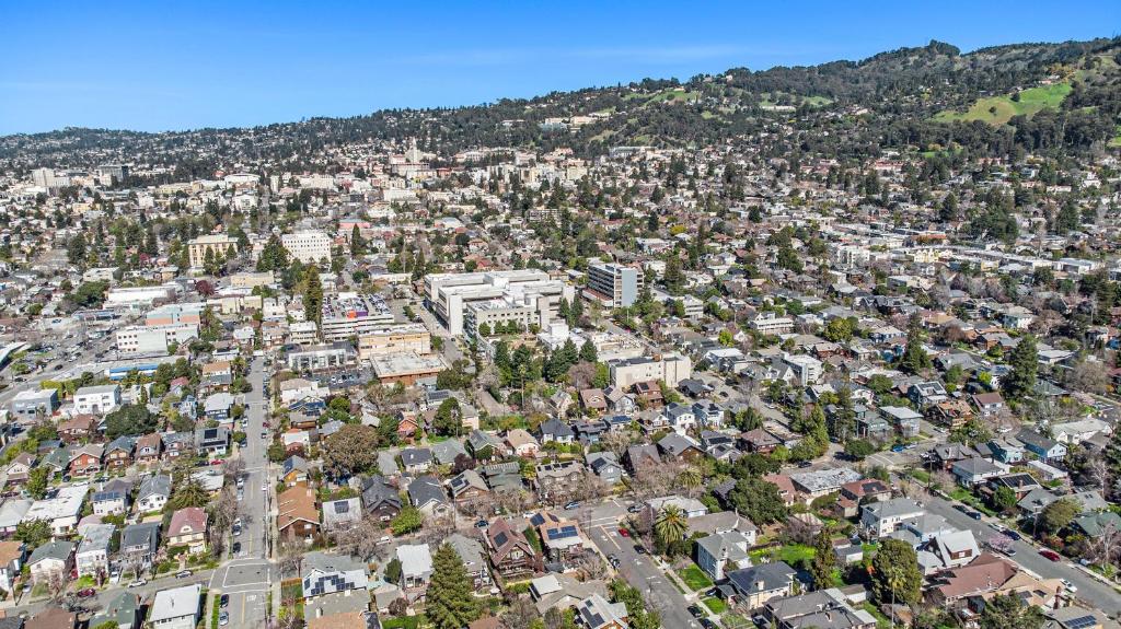 Nespecifikovaný výhled na destinaci Berkeley nebo výhled na město při pohledu z penzionu