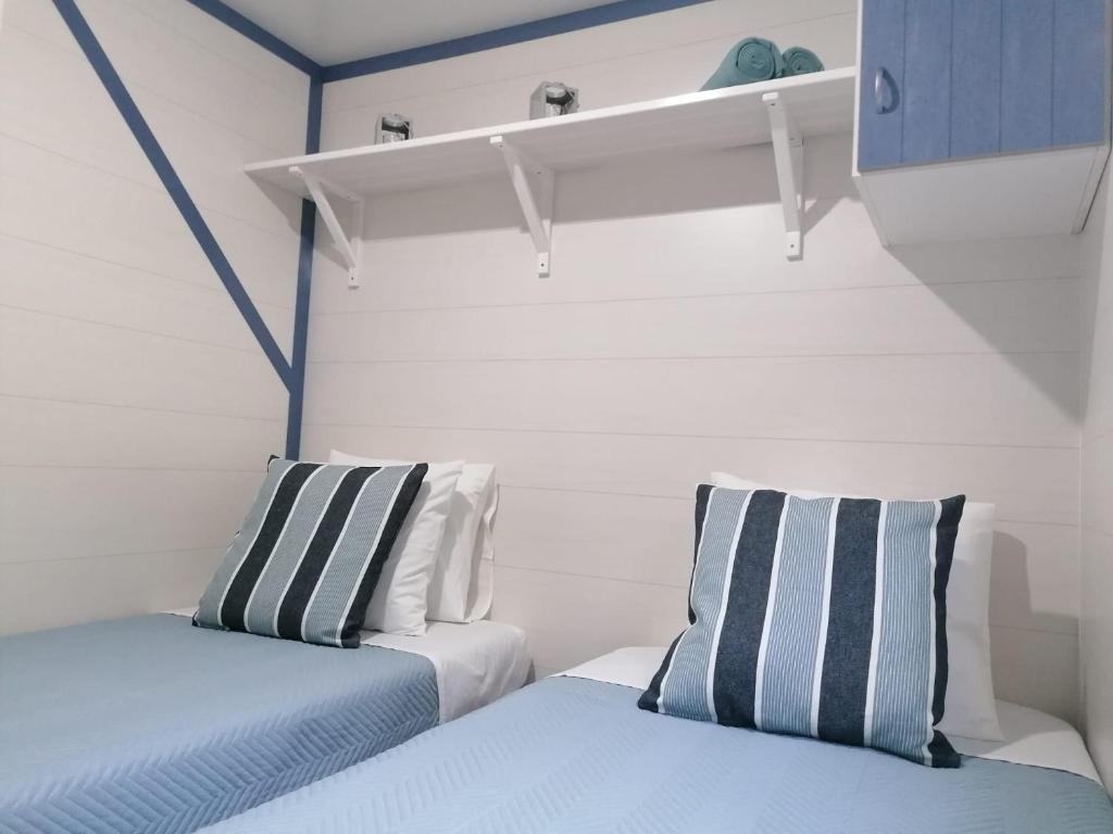 2 Betten nebeneinander in einem Zimmer in der Unterkunft Casinhas dos Valados in Bolhos