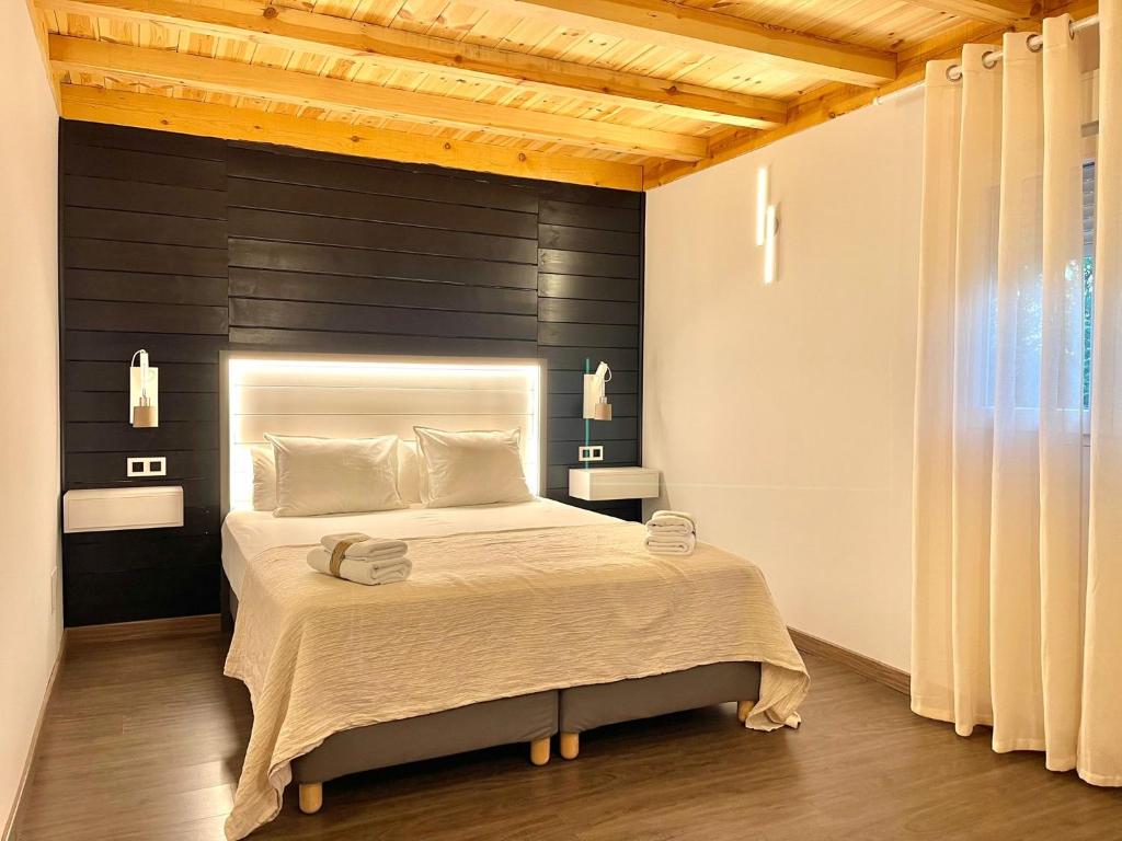 A bed or beds in a room at El BURGO DE OSMA ALOJAMIENTO RURAL VILLA BAGH