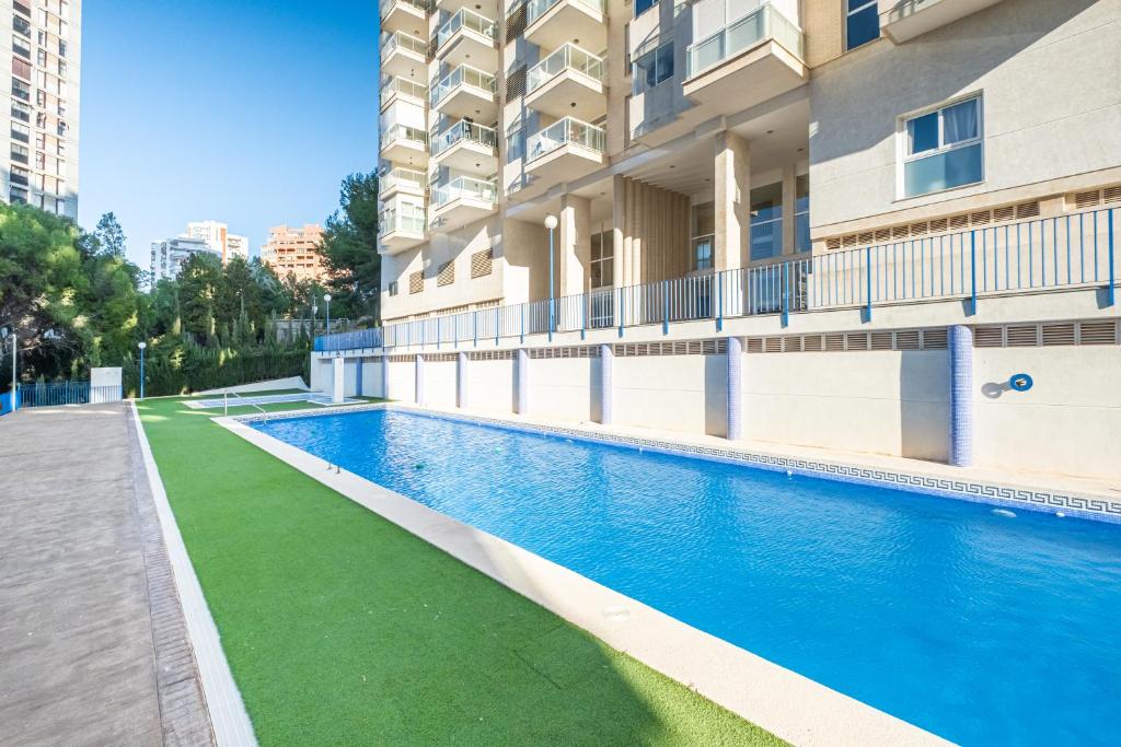 ein Schwimmbad vor einem Gebäude in der Unterkunft Tower San Remo 9-E Apartment Levante Beach in Benidorm