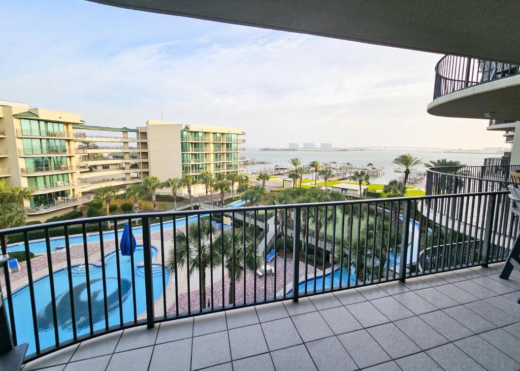 奥兰治比奇Charming 2bd/2ba w/ Bay View, Pool w/ Lazy River的享有游泳池和建筑景致的阳台