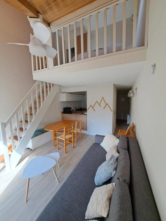 un salon avec un canapé et une table dans l'établissement Appart Duplex 4/5p - Saint-Lary, à Saint-Lary-Soulan