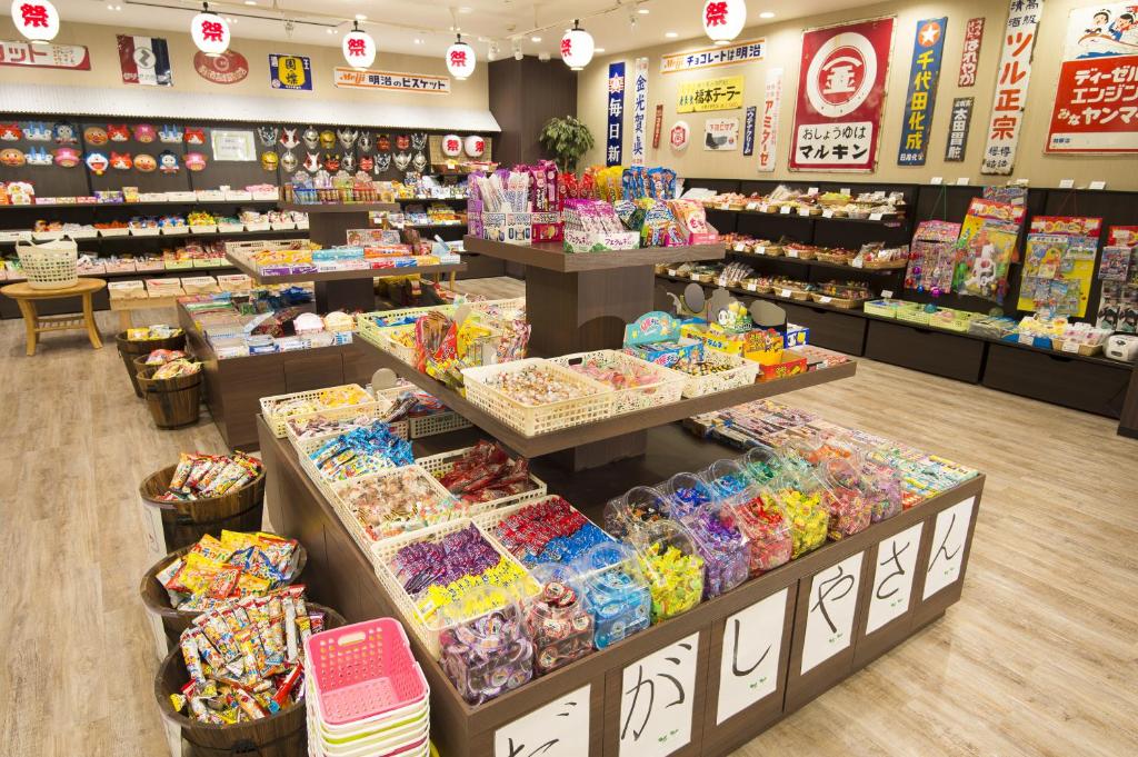 Supermarket nebo jiné obchody v  ryokanu nebo okolí