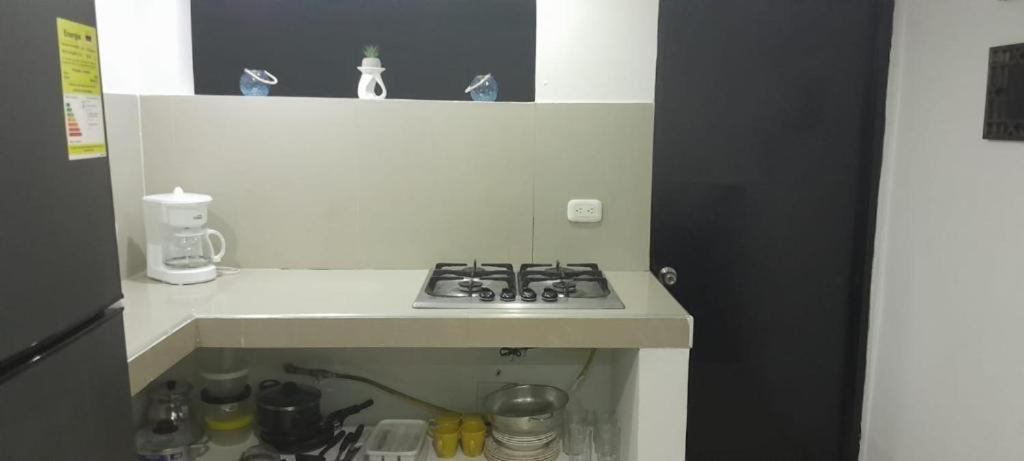 uma cozinha com uma placa de fogão em ApartaSuite El Encanto em Barranquilla