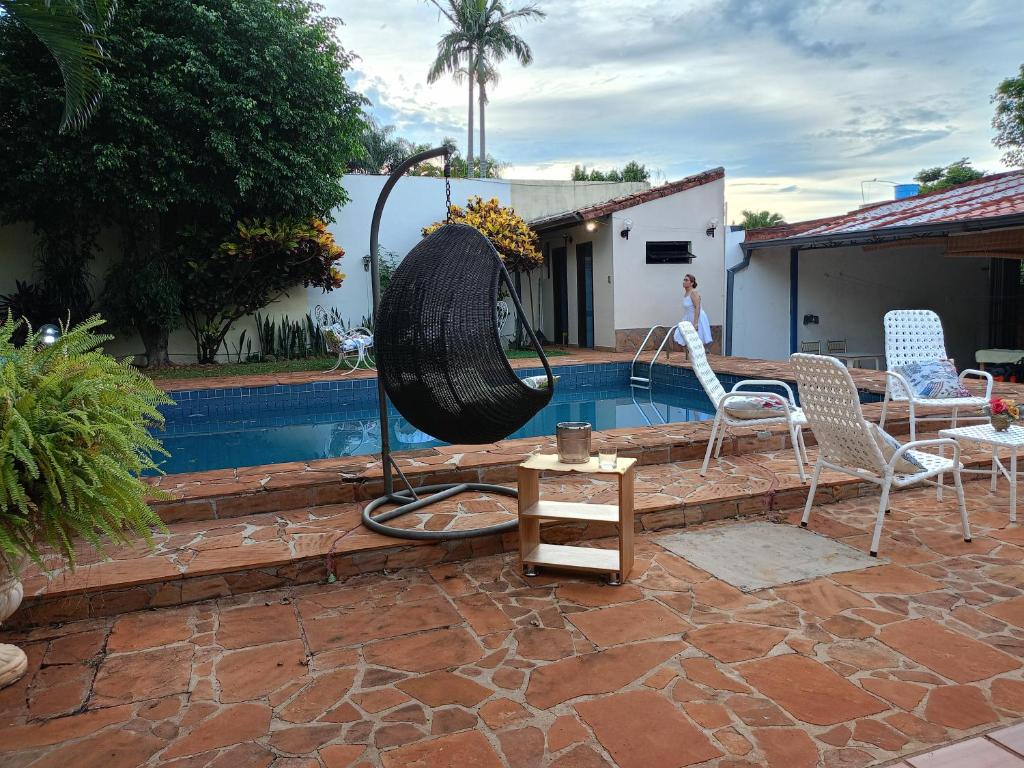 a swimming pool with a tire in a yard at RESIDENCIA-UNIV in Ciudad del Este