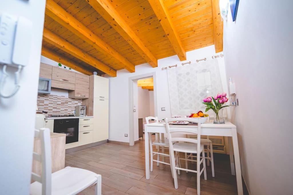 eine Küche und ein Esszimmer mit einem Tisch und Stühlen in der Unterkunft Casa Martina in Syrakus