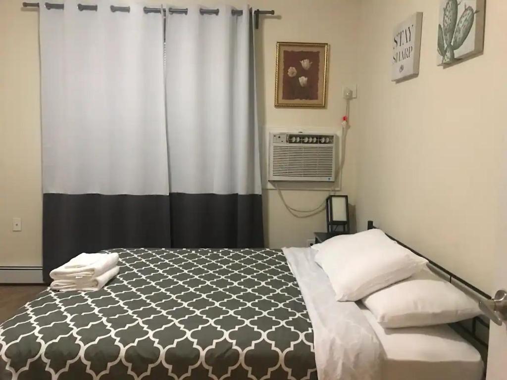 Ліжко або ліжка в номері Charming Urban Apartment Getaway