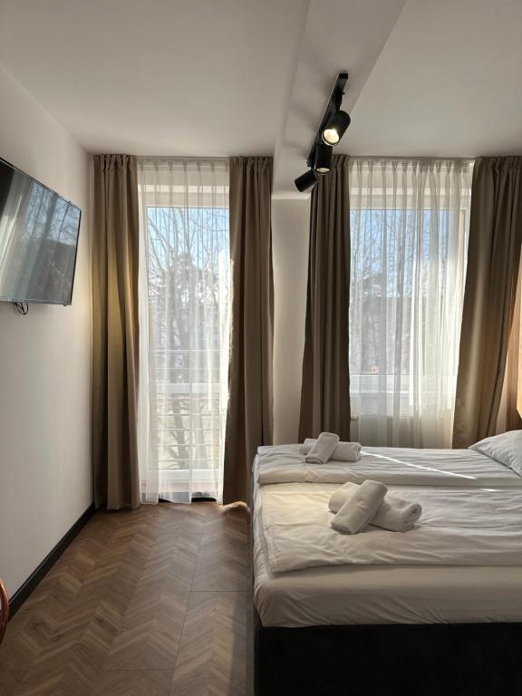 sypialnia z 2 łóżkami i dużym oknem w obiekcie Apartamenty Planeta 212 Mielno centrum 100 m do morza w mieście Mielno