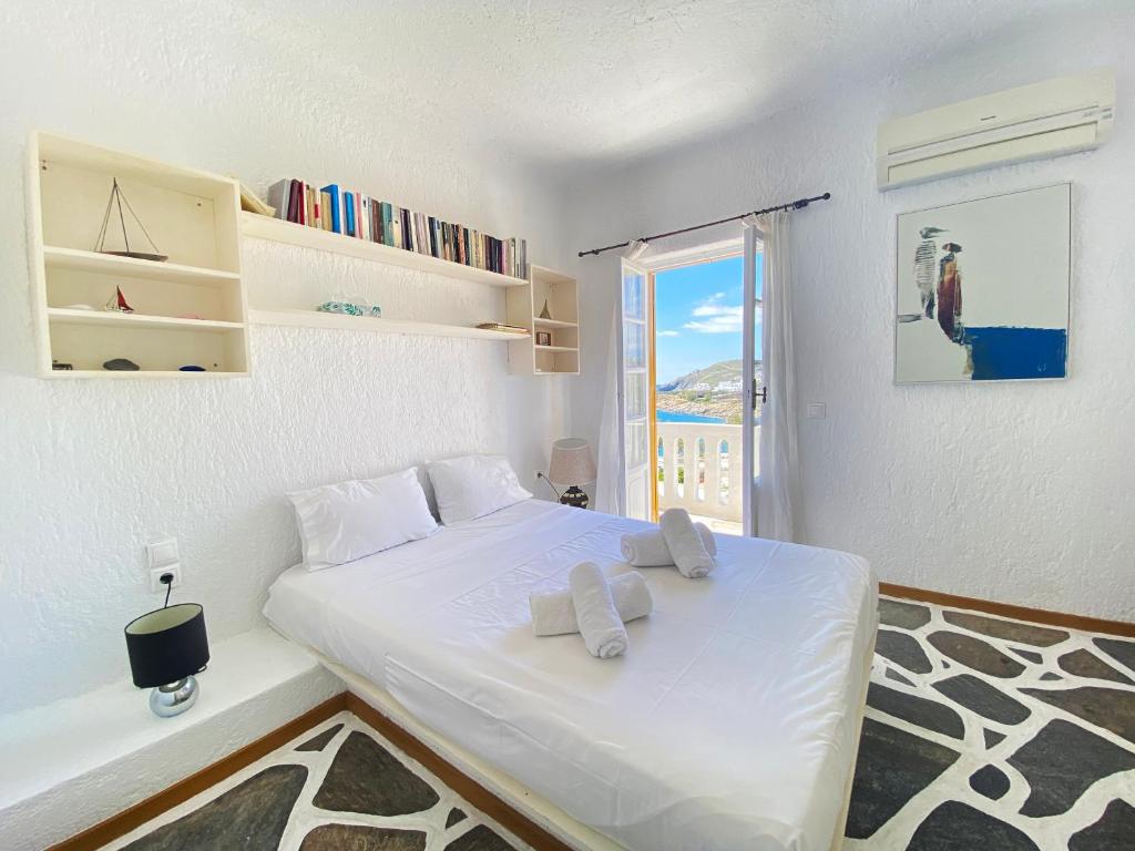 ミコノス・シティにあるSea Vibes Suite Mykonos by Angels Groupの窓のある部屋にある白いベッド