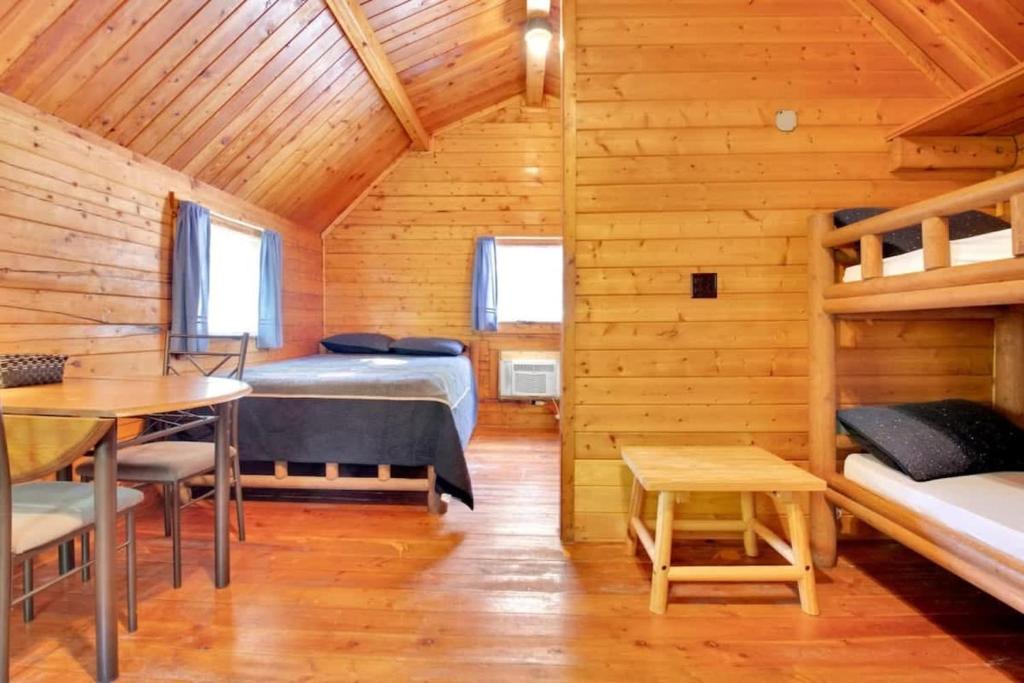 Habitación con 2 literas y mesa. en Secluded Rustic Cabin with Views, en Bloomington