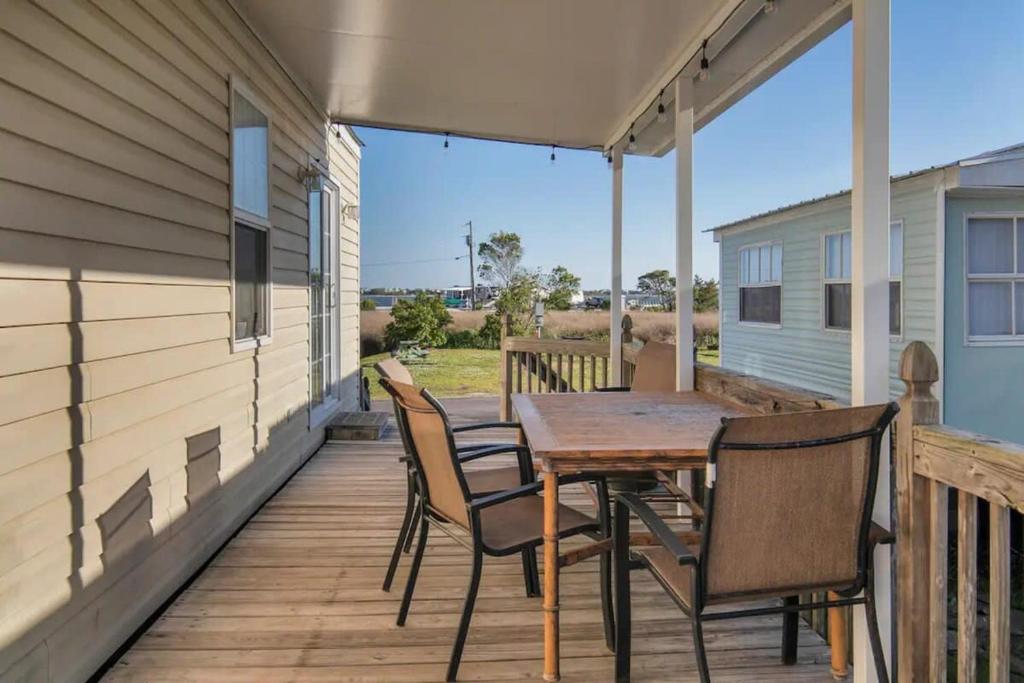 Surf City 2BR Model Home with Pool and Boat Ramp Access - Habitación Familiar