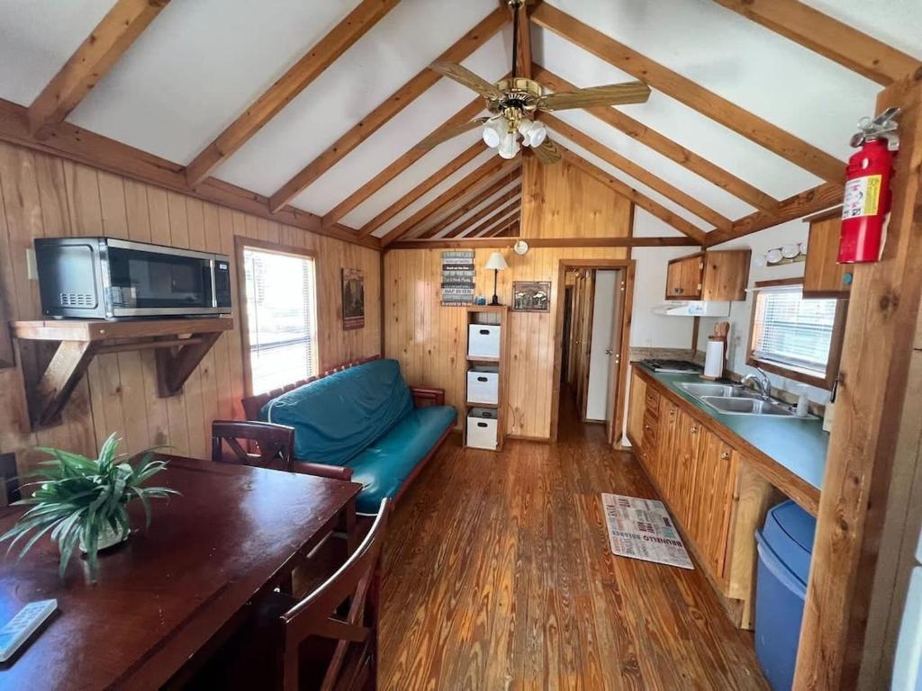 una cocina y sala de estar en una casa pequeña en Relaxing Cabin in Bloomington, en Bloomington