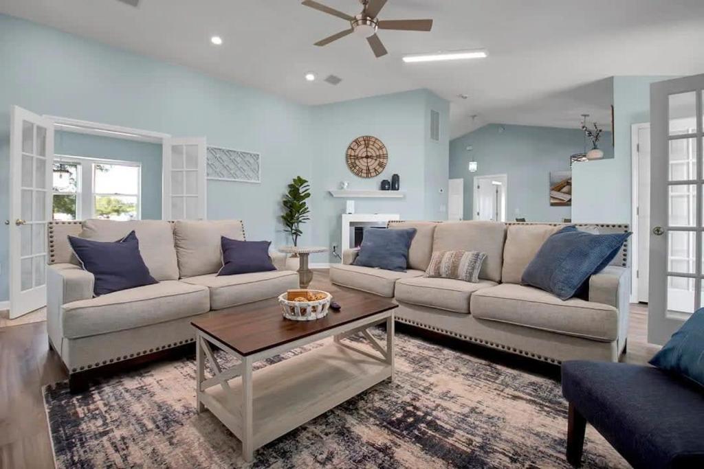 Seating area sa Surf City Serene Waterfront Vacation Home