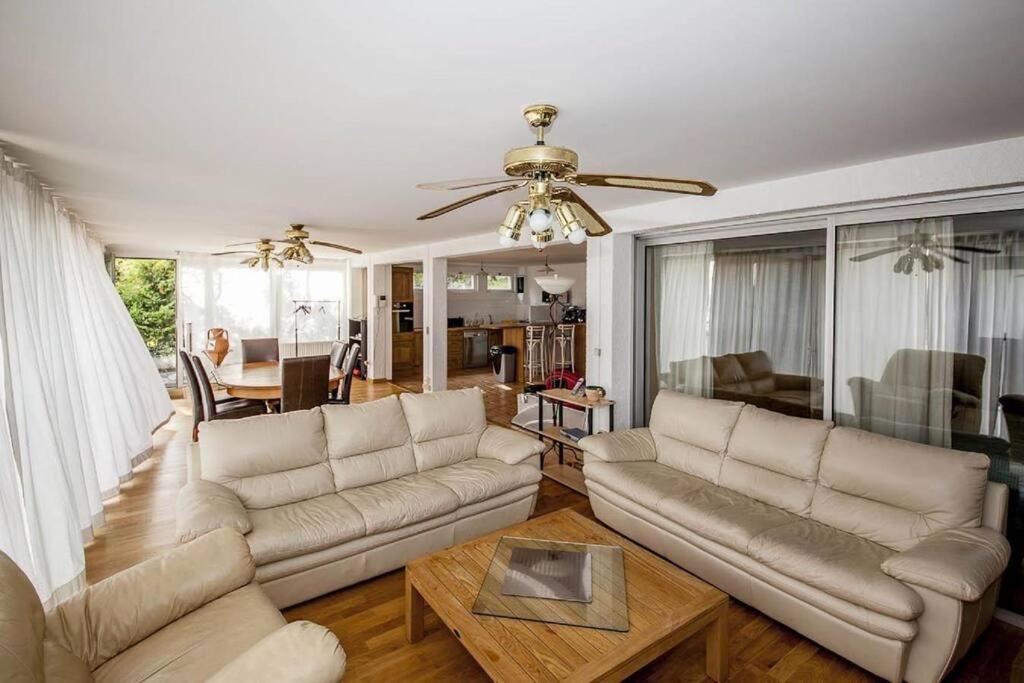 un salon avec deux canapés et une table dans l'établissement Proche Paris vue tour Eiffel (120m2), à Suresnes