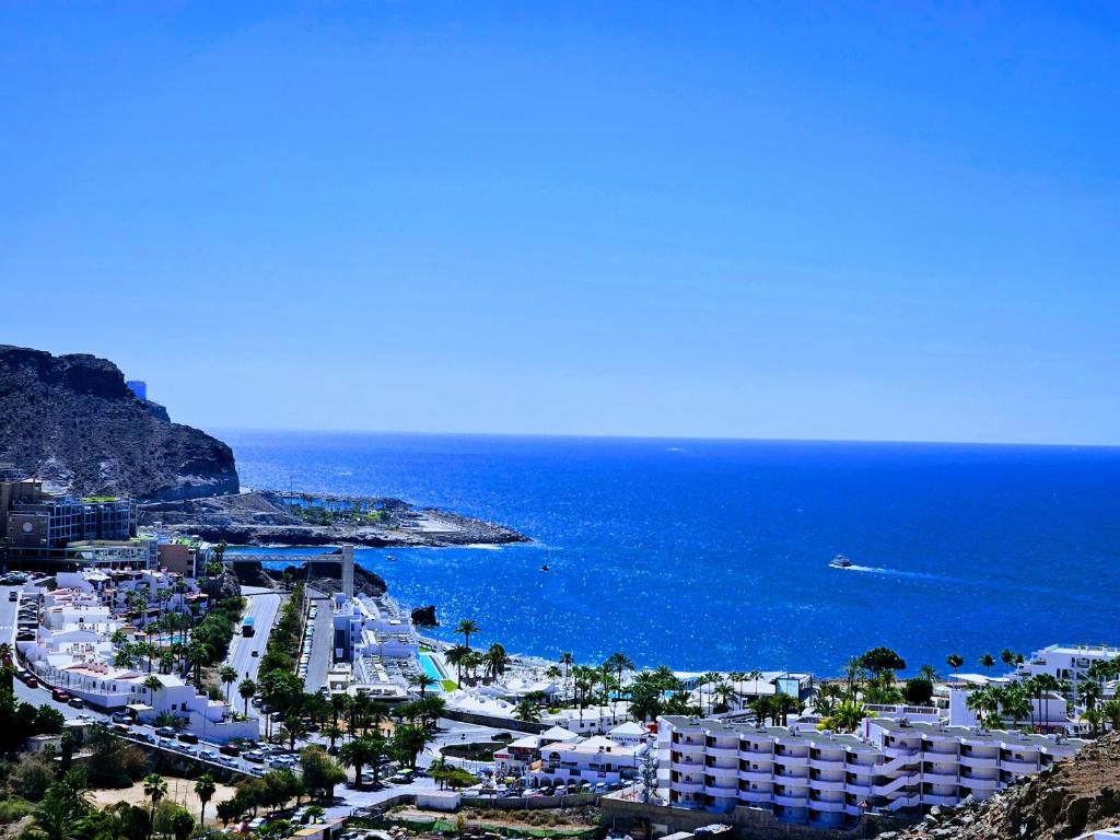una vista aérea de una ciudad y el océano en Canary dreams apartment, en Playa del Cura