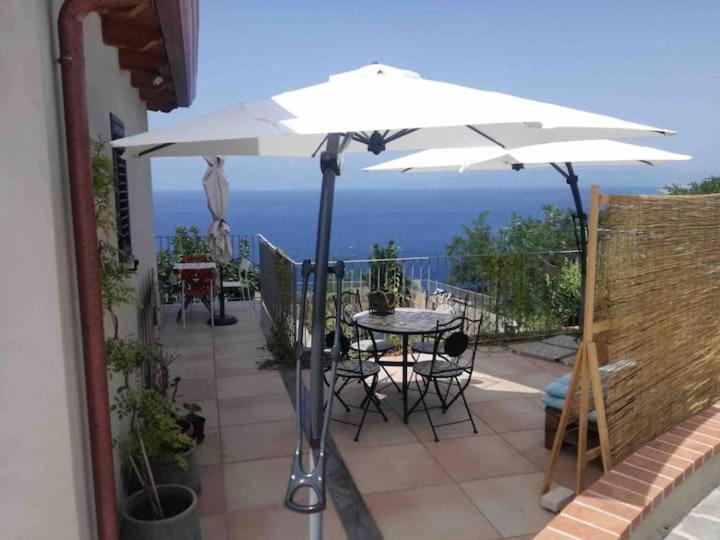 patio con tavolo e ombrellone di La Perla di Buffari a Palmi