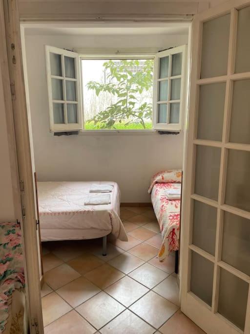Habitación pequeña con ventana, mesa y cama en Appartamento a Leuca, en Marina di Leuca